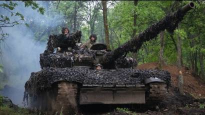 Soldados ucranianos en un tanque recorren la carretera hacia sus posiciones en Donbass