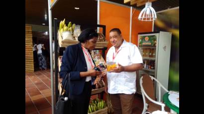 Emma Hippolytte, ministra de Comercio, Industria y Desarrollo de Negocios de Santa Lucía recorrió los stands de ExpoCaribe 2023