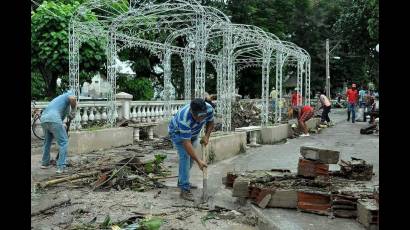 Labores de recuperación en comunidades del oriente cubano.