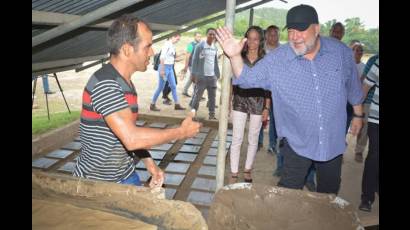El Primer Ministro intercambió con trabajadores, pobladores y autoridades de ambos municipios