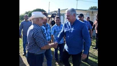 Díaz-Canel en recorrido parlamentario