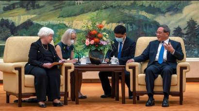 El primer ministro de China, Li Qiang, y la secretaria del tesoro de Estados Unidos, Janet Yellen.
