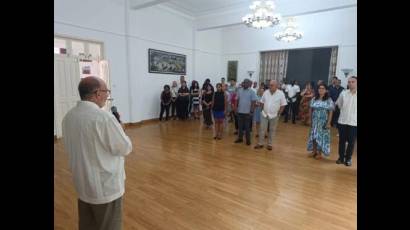 El personal de la embajada cubana en China homenajea a Fidel