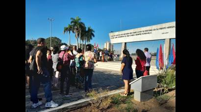 El acto, iniciado con la colocación de una ofrenda floral ante el mausoleo donde reposan sus restos, fue presidido por Arelis Marrero Guerrero, integrante del Comité Central y del Buró Provincial del Partido, y otros dirigentes.
