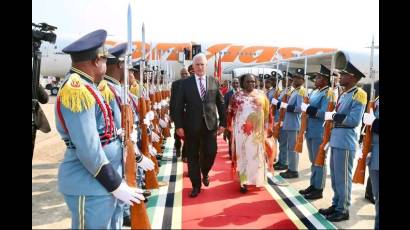 Presidente cubano en Mozambique.jpg