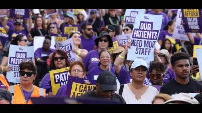 Protestan trabajadores de la salud en California, Estados  Unidos.