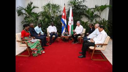 El Presidente cubano dio la bienvenida este viernes, en el Palacio de la Revolución, a Reverien Ndikuriyo, secretario general del Partido de Gobierno de la República de Burundi