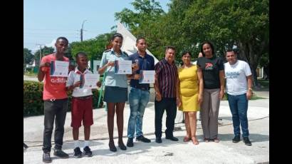 Fueron reconocidos estudiantes y trabajadores que destacan en su labor por mantener la obra que soñaron los hombres y mujeres de septiembre