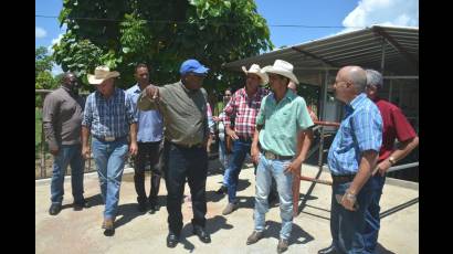Con el ganadero Rouco Hernández (a la derecha), el Vicepresidente cubano dialogó sobre la necesidad de garantizar la alimentación a la masa animal, la reproducción y el mejoramiento genético, y alabó las condiciones técnicas y veterinarias