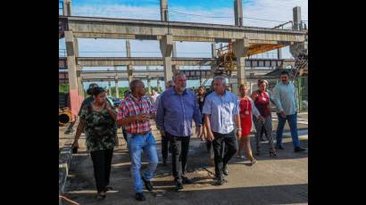 Visita del Primer Ministro, Manuel Marrero Cruz, a la Empresa Mecánica de Bayamo