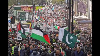 Los participantes en la multitudinaria marcha piden el fin de los bombardeos