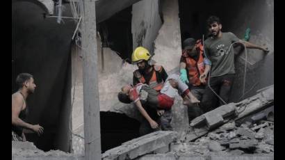 Recuperan cuerpo de un niño dentro de un edificio residencial arrasado por un ataque aéreo israelí