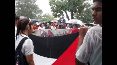A pesar de la fuerte lluvia, Santa Clara marchó este viernes por la paz y en solidaridad