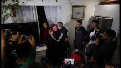 Israa Jaabis, palestina excarcelada por Israel, se reencuentra con su familia