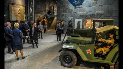 Junto a los miembros de la delegación, Marrero Cruz recorrió cada una de las salas del Museo de la Gran Guerra Patria.