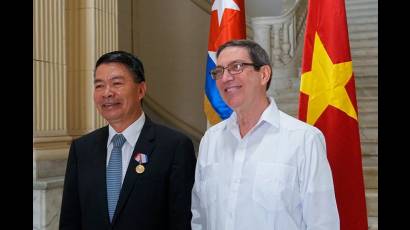 Cuba confiere Medalla de la Amistad a Embajador de Vietnam, Le Thanh Tung.jpg