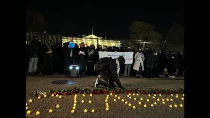 El personal de la administración Biden exige un alto el fuego en Gaza frente a la Casa Blanca en Washington, D.C. el 13 de diciembre de 2023.
