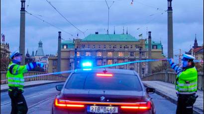 Agentes de policía vigilan una calle en el centro de Praga, República Checa, el jueves 21 de diciembre de 2023.