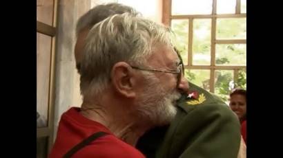 El expedicionario del Granma, Ginó Doné saluda al Comandante en Jefe, Fidel Casto Ruz.jpg