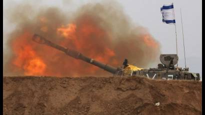 Un tanque israelí apostado junto a la frontera con la Franja de Gaza.