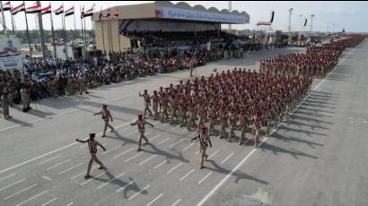Miembros del movimiento popular yemení Ansarolá desfilan