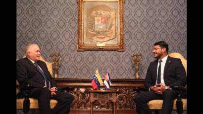 Dagoberto Rodríguez, embajador de Cuba en Venezuela, y Rander Peña, funcionario de la cancillería venezolana