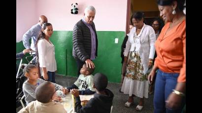 Miguel Díaz-Canel Bermúdez visita la casa para menores sin amparo familiar