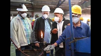 Presidente de Cuba recorre entidades de Granma y Holguín