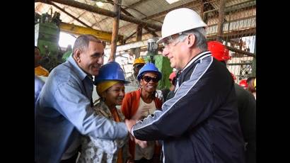 Presidente de Cuba visita entidades de Guantánamo