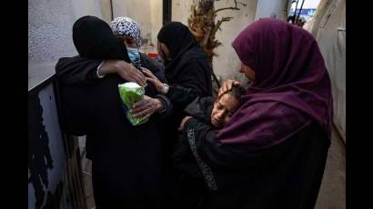 Palestinos lloran a sus muertos en el hospital Al-Najjar tras un ataque aéreo israelí contra el campo de refugiados de Rafah, sur de la Franja de Gaza.