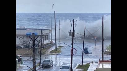 Inundaciones en el litoral habanero ante la llegada de un frente frío este lunes.
