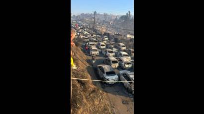 Centenas de familias que trataron de huir de las llamas quedaron varadas en carreteras