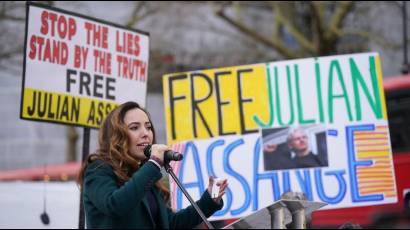 Stella Assange habla a partidiarios de su esposo y dijo que lo que está en juego es la capacidad de publicar la verdad y exponer los crímenes de estados