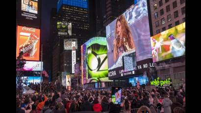 Personas se reúnen para ver la presentación gratuita que ofreció la cantante colombiana Shakira el martes 26 en Times Square