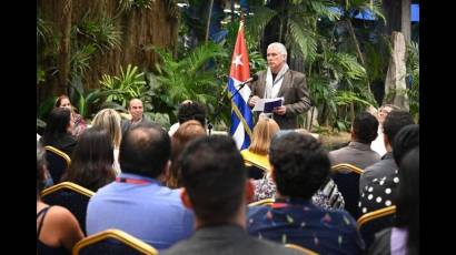 Díaz-Canel con protagonistas del 3er. Coloquio Internacional Patria