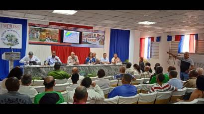 Luis Sánchez, jefe del departamento de pronósticos en Isla de la Juventud actualizó a las autoridades de la situación meteorológica que amenza el occidente de Cuba.