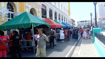 La magia de la literatura inunda los alrededores del parque Céspedes, en Santiago de Cuba
