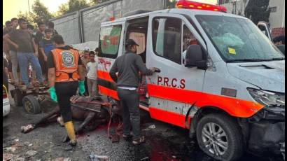 Una ambulancia destruida en un ataque israelí