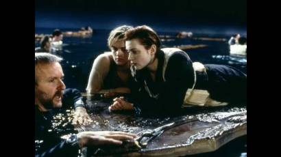 El director James Cameron con los actores  Leonardo Di Caprio y  Kate Winslet durante el rodaje de la escena donde Jack muere