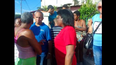 Beatriz Jhonson Urrutia, primera secretaria del Partido en Santiago de Cuba, ofreció directamente información a los pobladores del territorio sobre sus reclamos y preocupaciones este domingo.