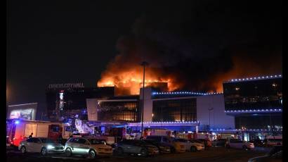 Incendio tras el tiroteo masivo en la sala de conciertos en Moscú