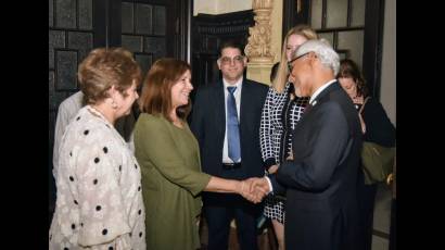 Ana María Mari Machado, vicepresidenta de la Asamblea Nacional del Poder Popular, y Jagan Chapagain, director ejecutivo de la Federación Internacional de Sociedades de la Cruz Roja y de la Media Luna Roja