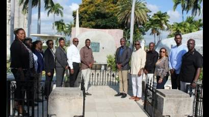 Dickon Mitchell, rindió homenaje  al líder histórico de la Revolución cubana, Fidel Castro, en el cementerio Santa Ifigenia.
