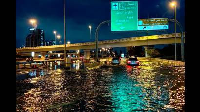 Se emitió un aviso de quedarse en casa debido a las fuertes lluvias que inundaron los 7 Emiratos