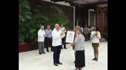 Los reconocimientos fueron entregados por el miembro del Buró Político Roberto Morales Ojeda, Secretario de Organización del Comité Central del Partido, y el Comandante del Ejército Rebelde José Ramón Machado Ventura
