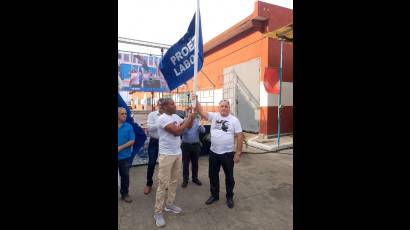 En la entrega de los reconocimientos estuvieron presentes Mario Sabines Lorenzo, primer secreatio del Partido en la provincia, el ingeniero Alfredo López Valdés, director general de la Unión Eléctrica en Cuba (UNE), y George Batista Pérez, secretario general del Sindicato de Energía y Minas