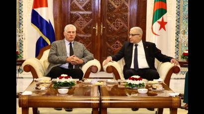 Presidente de Cuba intercambia con autoridades de Argel tras visita a Rusia