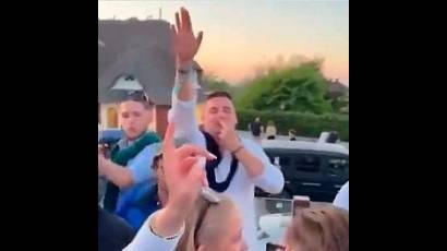 Jóvenes cantando Alemania para los alemanes