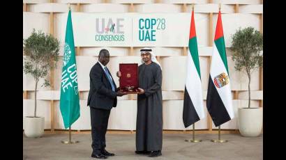 Entrega de la Orden de Primera Clase Zayed II, de Emiratos Árabes Unidos (EAU) a Cuba
