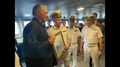Miguel Díaz-Canel visitó el interior de la fragata Admiral Gorshkov